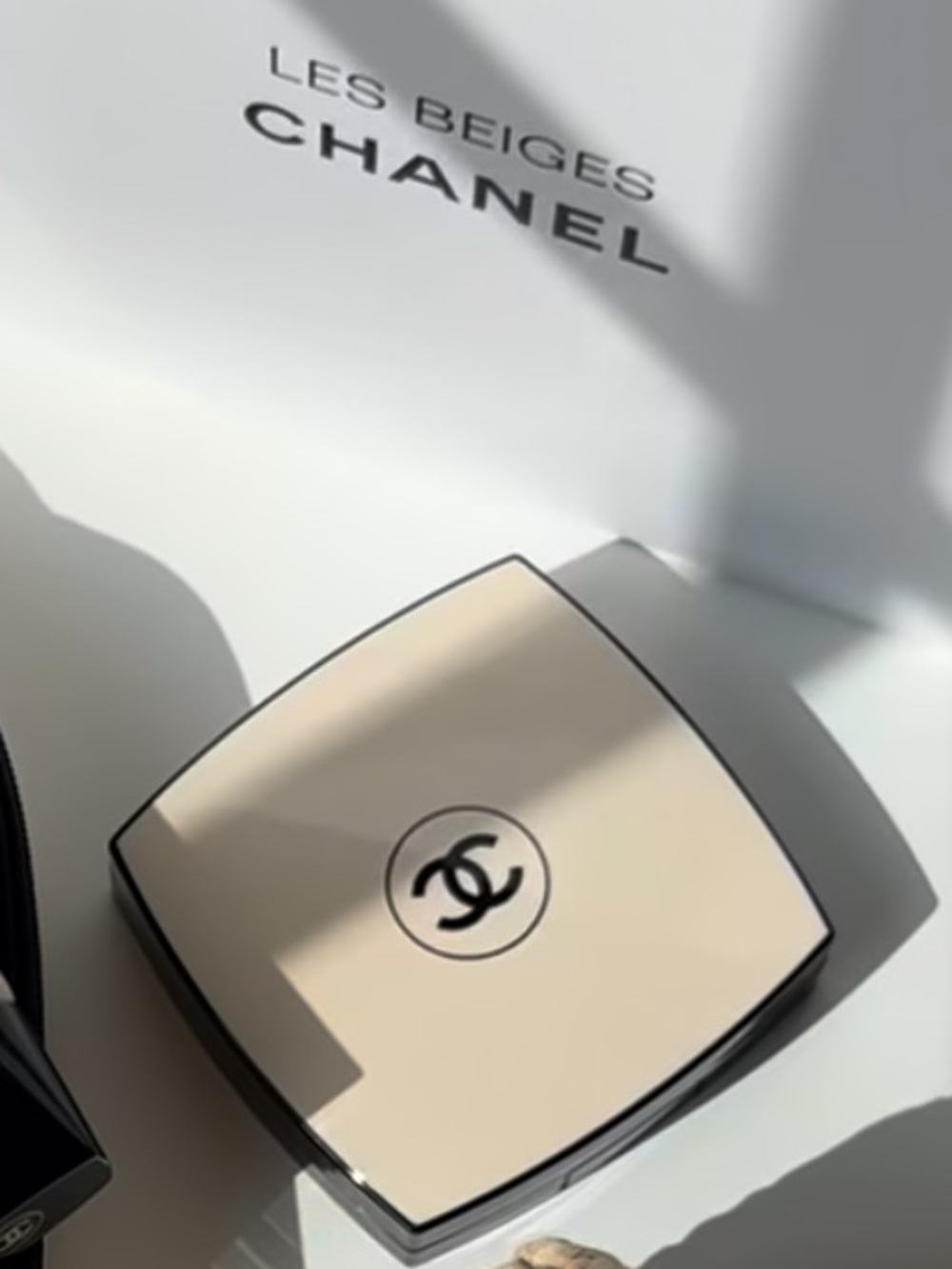 Chanel Les Beiges Healthy Glow Highlighting Powder in shade color Beige Gold